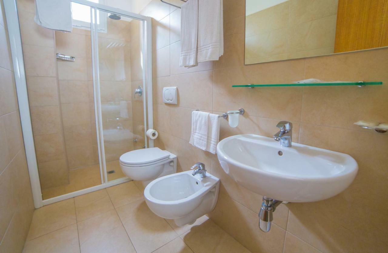 Mediterraneo Hotel & Suites Cattolica Dış mekan fotoğraf