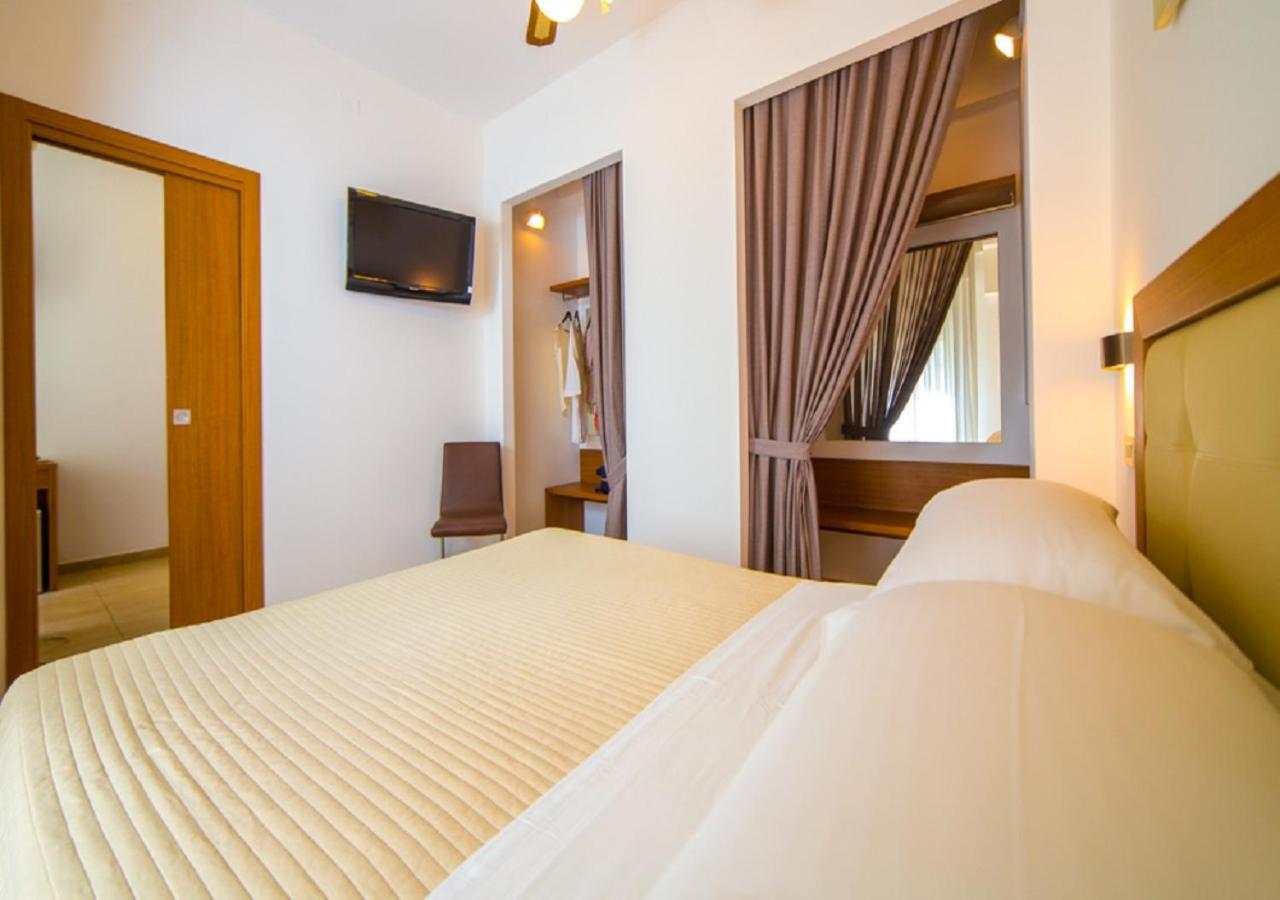 Mediterraneo Hotel & Suites Cattolica Dış mekan fotoğraf