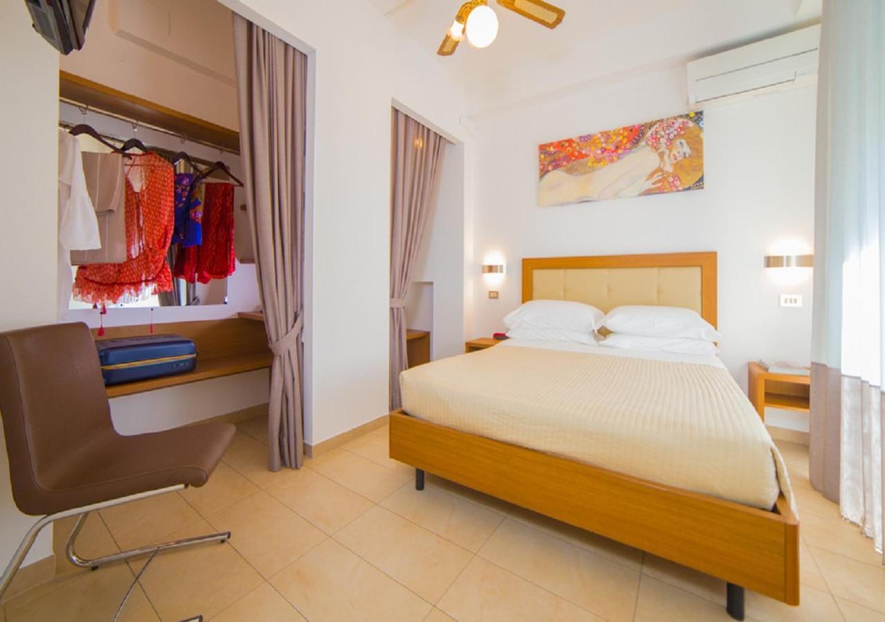 Mediterraneo Hotel & Suites Cattolica Dış mekan fotoğraf