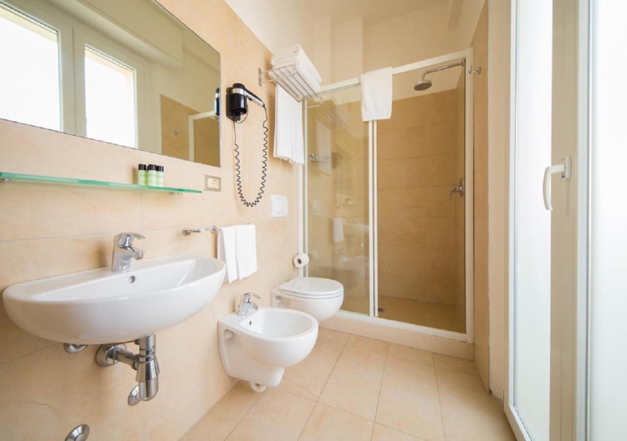 Mediterraneo Hotel & Suites Cattolica Dış mekan fotoğraf