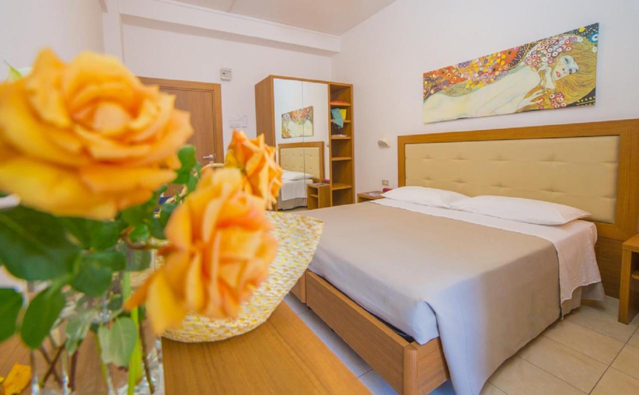 Mediterraneo Hotel & Suites Cattolica Dış mekan fotoğraf