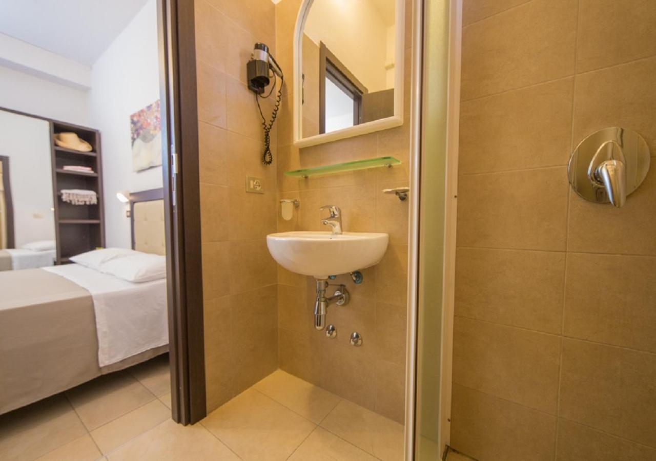 Mediterraneo Hotel & Suites Cattolica Dış mekan fotoğraf